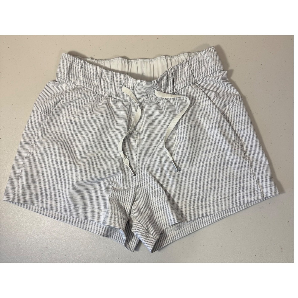 Lululemon On the Fly Shorts Women 2 Gray White Striped Pockets Athletic NEW‎